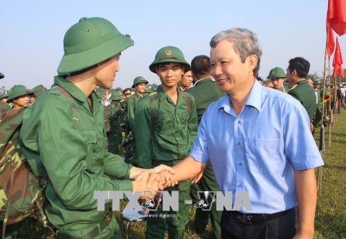 Thanh niên vùng Bắc Trung bộ hăng hái lên đường nhập ngũ 